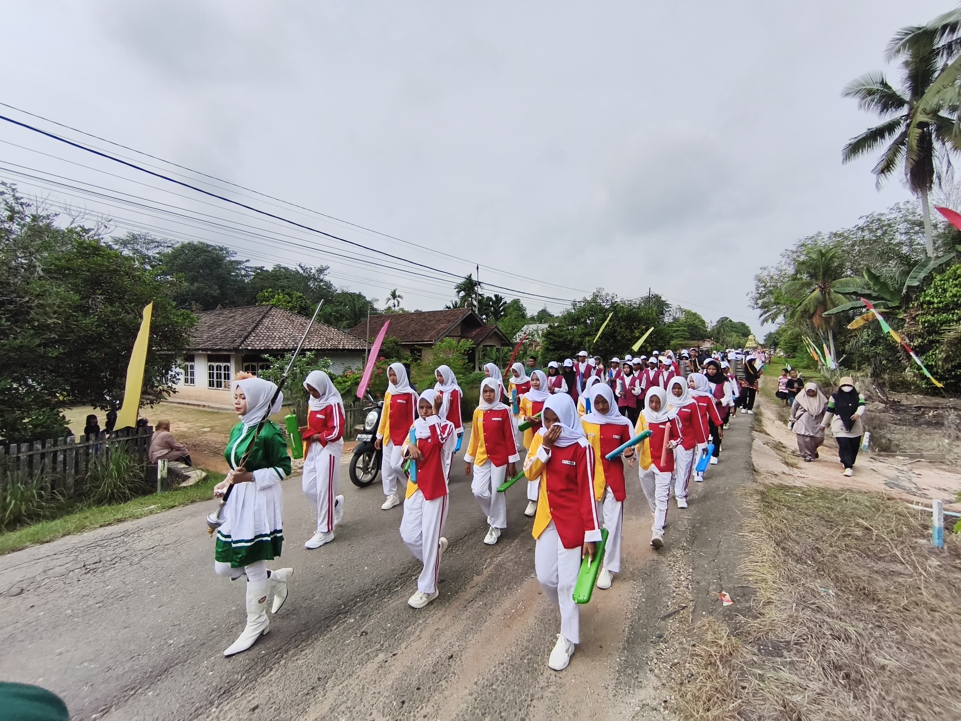 Drumband MTsN 3 Batang Hari Kembali Unjuk Kebolehan dalam Pawai Pembukaan Grebeg Suro Kelurahan Sridadi