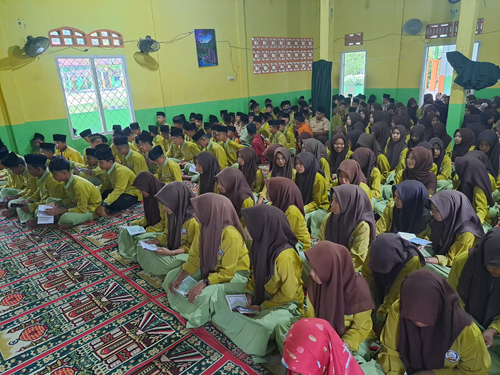 MTsN 3 Batang Hari Gelar Yasinan Jumat Rutin untuk Perkuat Karakter Religius Siswa