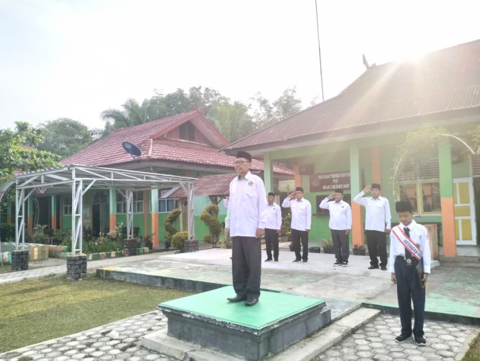 Upacara Senin MTsN 3 Batang Hari: Tanamkan Semangat Menjadi Orang-Orang yang Beruntung