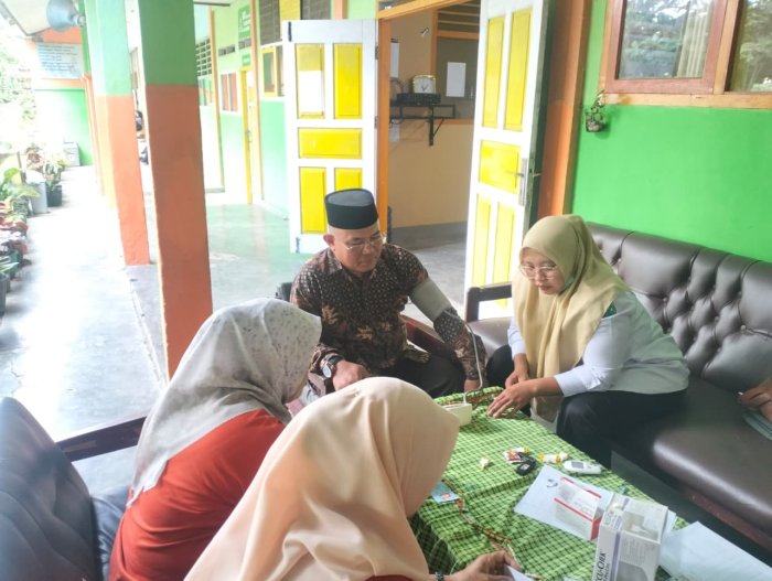 Cegah Penyakit, Tingkatkan Kesadaran! POSBINDU PTM Puskesmas Tenam Hadir di MTsN 3 Batang Hari