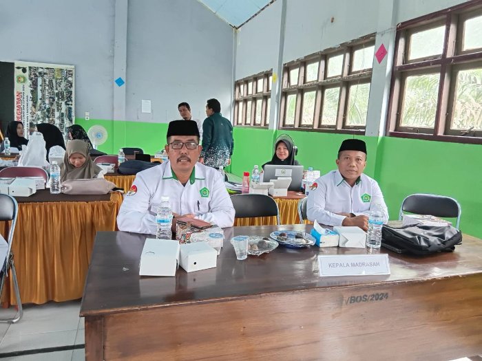Pastikan Akuntabilitas Dana BOS, Plt. Kepala MTsN 3 Batang Hari Hadiri Monev