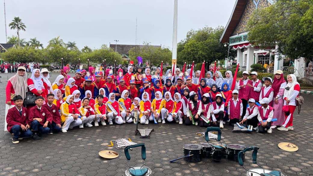 Drumband Bahana Cita Nada Barokah MTsN 3 Batang Hari Tampil Memukau di Street Parade HUT ke-80 RI Kabupaten Batang Hari