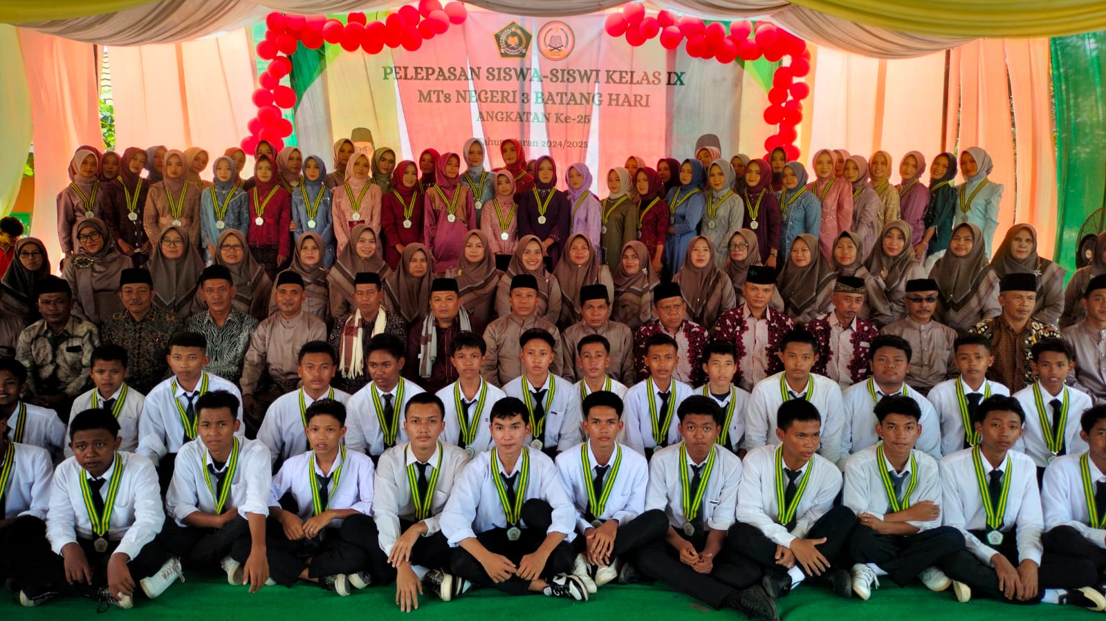 Semarak Perpisahan Siswa-siswi Kelas IX MTsN 3 Batang Hari Tahun Ajaran 2024/2025