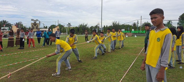 Semangat Juang Siswa MTsN 3 Batang Hari Menggema di Alun-Alun Batang Hari