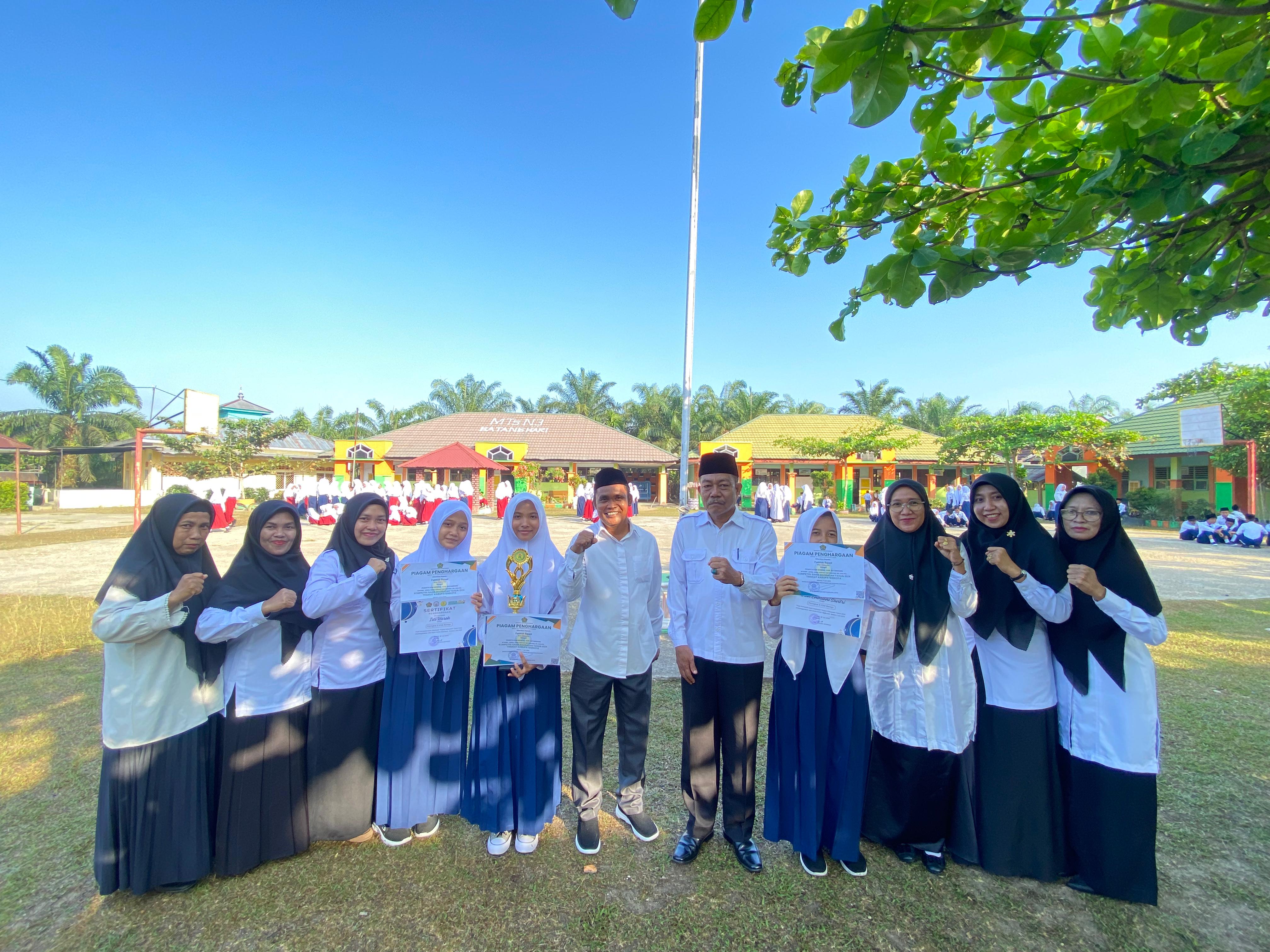 MTsN 3 Batang Hari Terima Piala KSM 2024