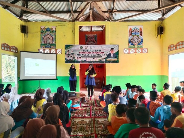MTsN 3 Batang Hari Laksanakan Instalasi Aplikasi Smart CBT pada Android Siswa Kelas VII