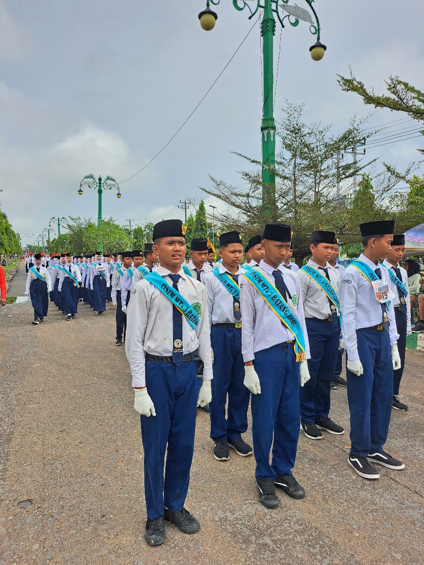 Tim LKBB MTsN 3 Batang Hari Tampil Memukau pada Lomba Street Parade HUT ke-80 RI Kabupaten Batang Hari
