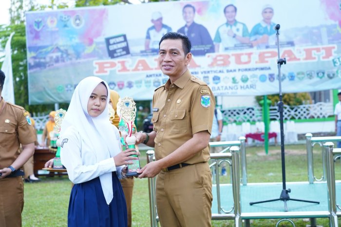 Bupati Batang Hari Serahkan Piala kepada MTsN 3 Batang Hari pada Upacara Haornas