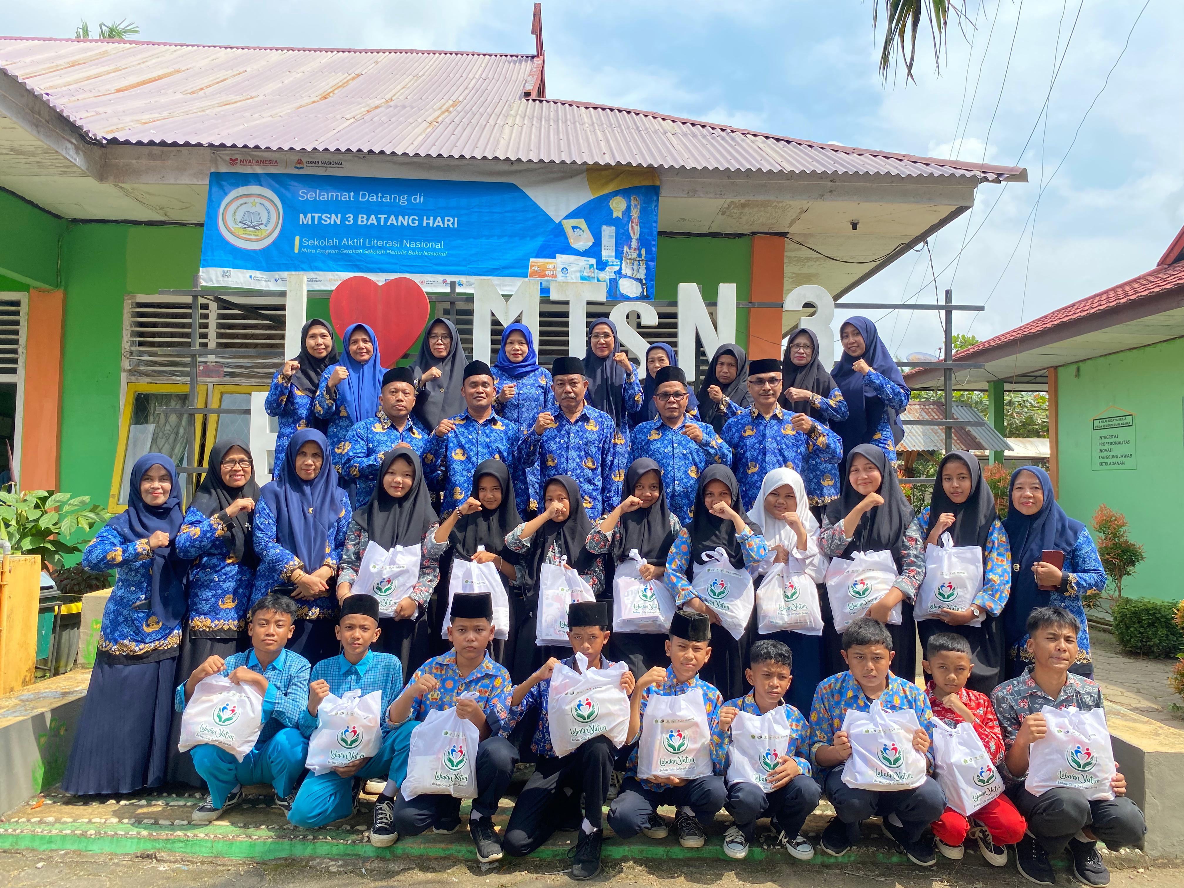 Dalam Rangka Lebaran Yatim, MTs Negeri 3 Batang Hari Salurkan Bantuan 