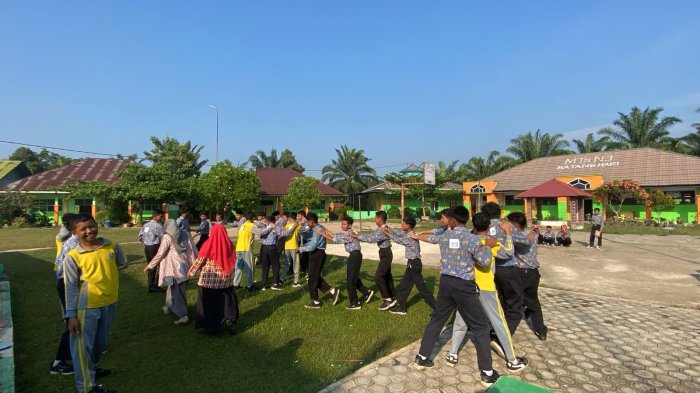 Kreatif! Literasi Numerasi MTsN 3 Batang Hari Dikemas dalam Permainan Ular Naga Bilangan