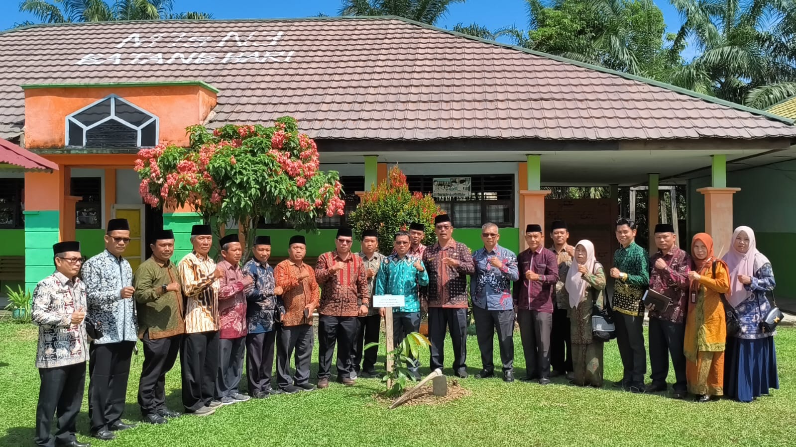 MTs Negeri 3 Batang Hari Sukses Menjadi Tuan Rumah Dalam Kegiatan Menanam 1 Juta Pohon Matoa di Lingkungan Kementerian Agama Kabupaten Batang Hari