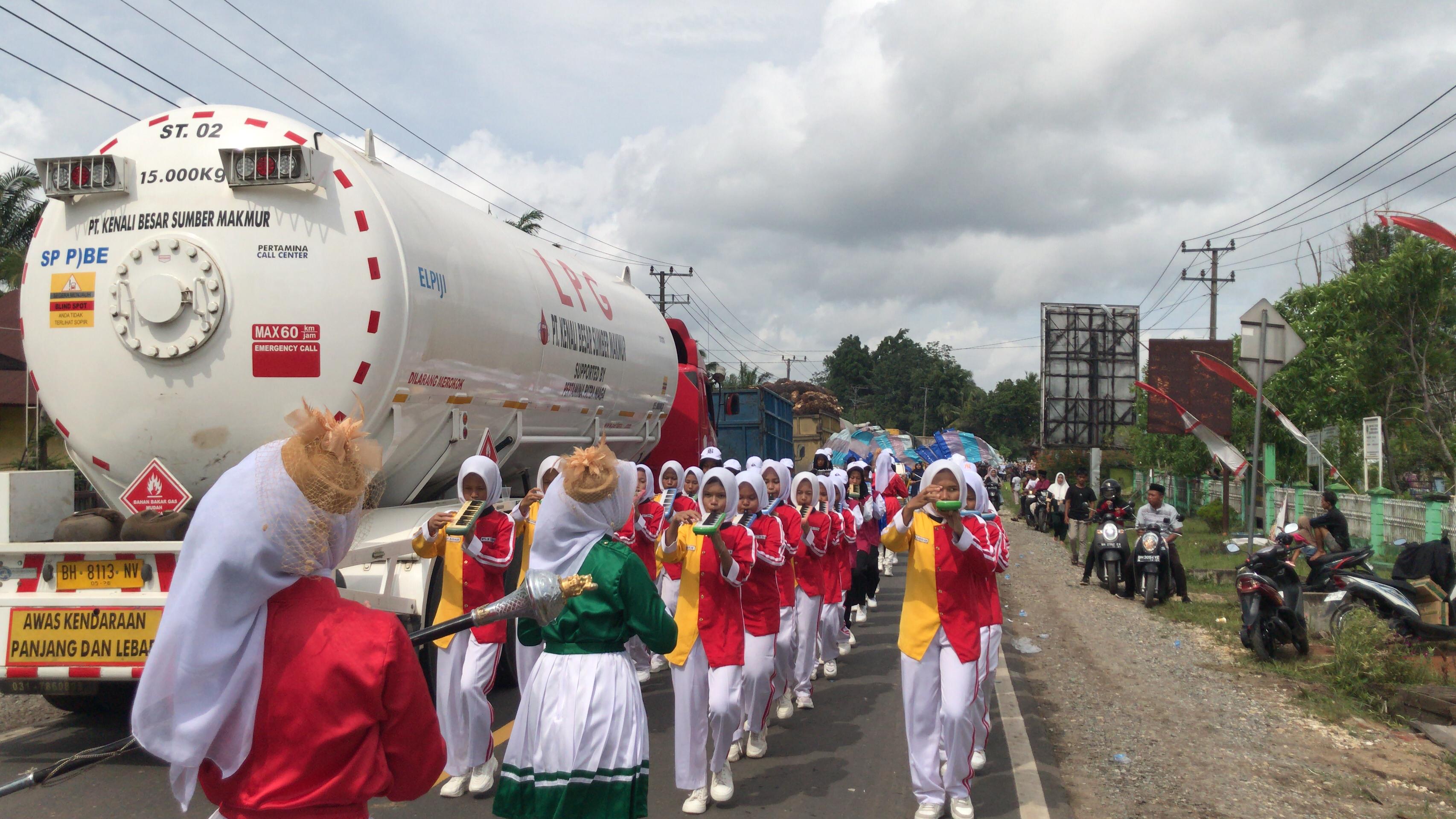 Tampil Memukau, Drumband Al Barokah MTsN 3 Batang Hari Ikut Meriahkan Pawai MTQ Ke-35 Tingkat Kelurahan Sridadi