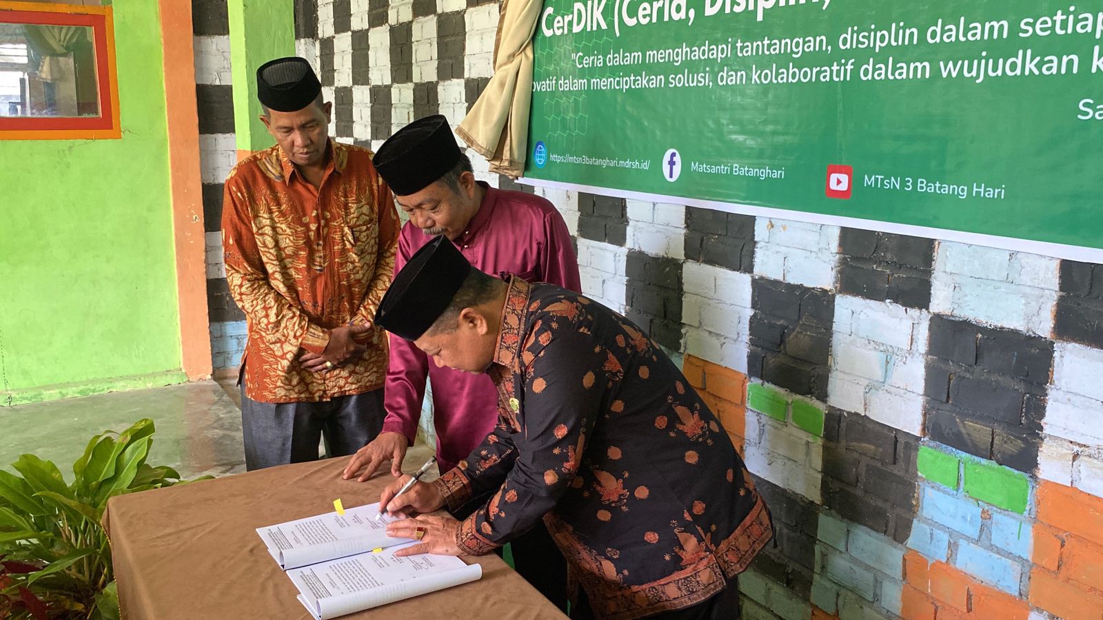 Resmi! Kepala Kantor Kemenag Batanghari  Kukuhkan Tim Komunitas Belajar  MTs Negeri 3 Batanghari