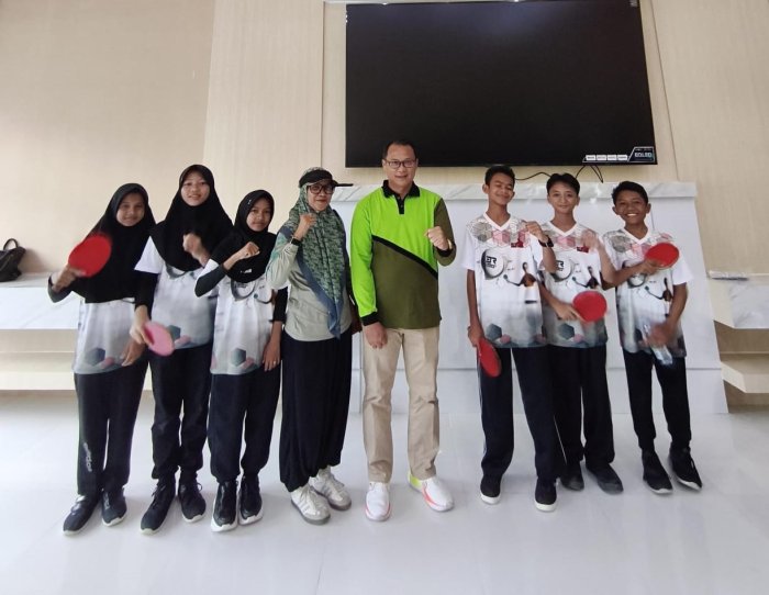Semangat MTsN 3 Batang Hari Warnai Pekan HAB: Juara Tenis Meja & Aksi Guru di Balap Sarung
