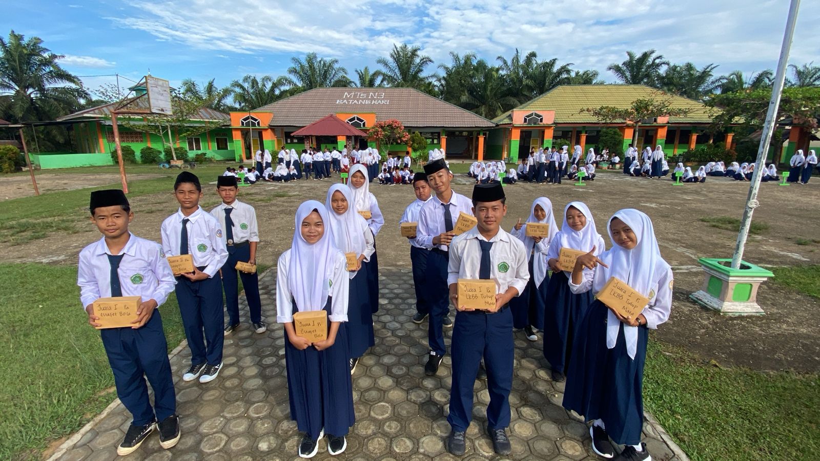 MTsN 3 Batang Hari Serahkan Reward Kepada Pemenang Lomba Semarak HUT ke-80 RI