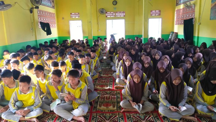 MTsN 3 Batang Hari Terus Pupuk Pembiasaan Keagamaan melalui Yasinan Jumat MTsN 3 Batang Hari Terus Pupuk Pembiasaan Keagamaan melalui Yasinan Jumat