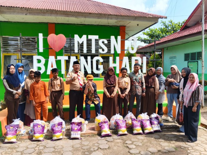 Sentuhan Kasih di Hari Asyura, MTsN 3 Batang Hari Berbagi Paket Sembako untuk Anak Yatim dan Disabilitas