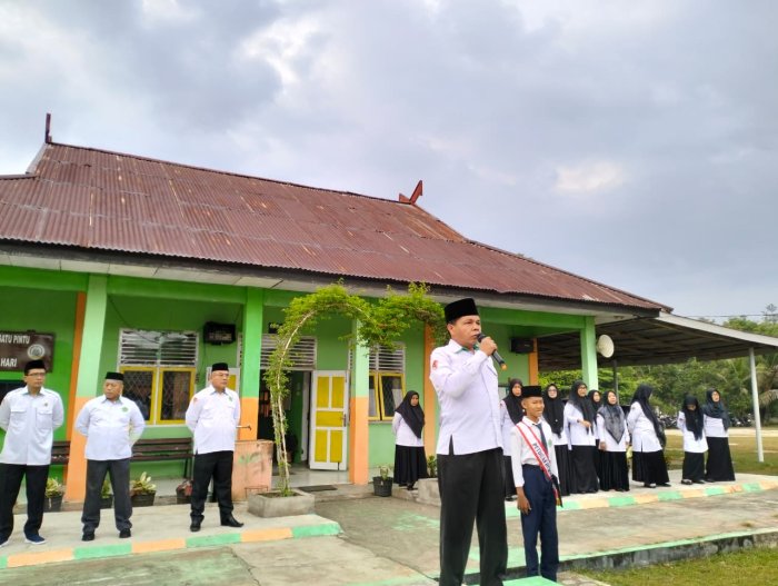 Upacara Bendera MTsN 3 Batang Hari, Kaur TU Tekankan Pentingnya Menghargai Waktu dan Kesempatan