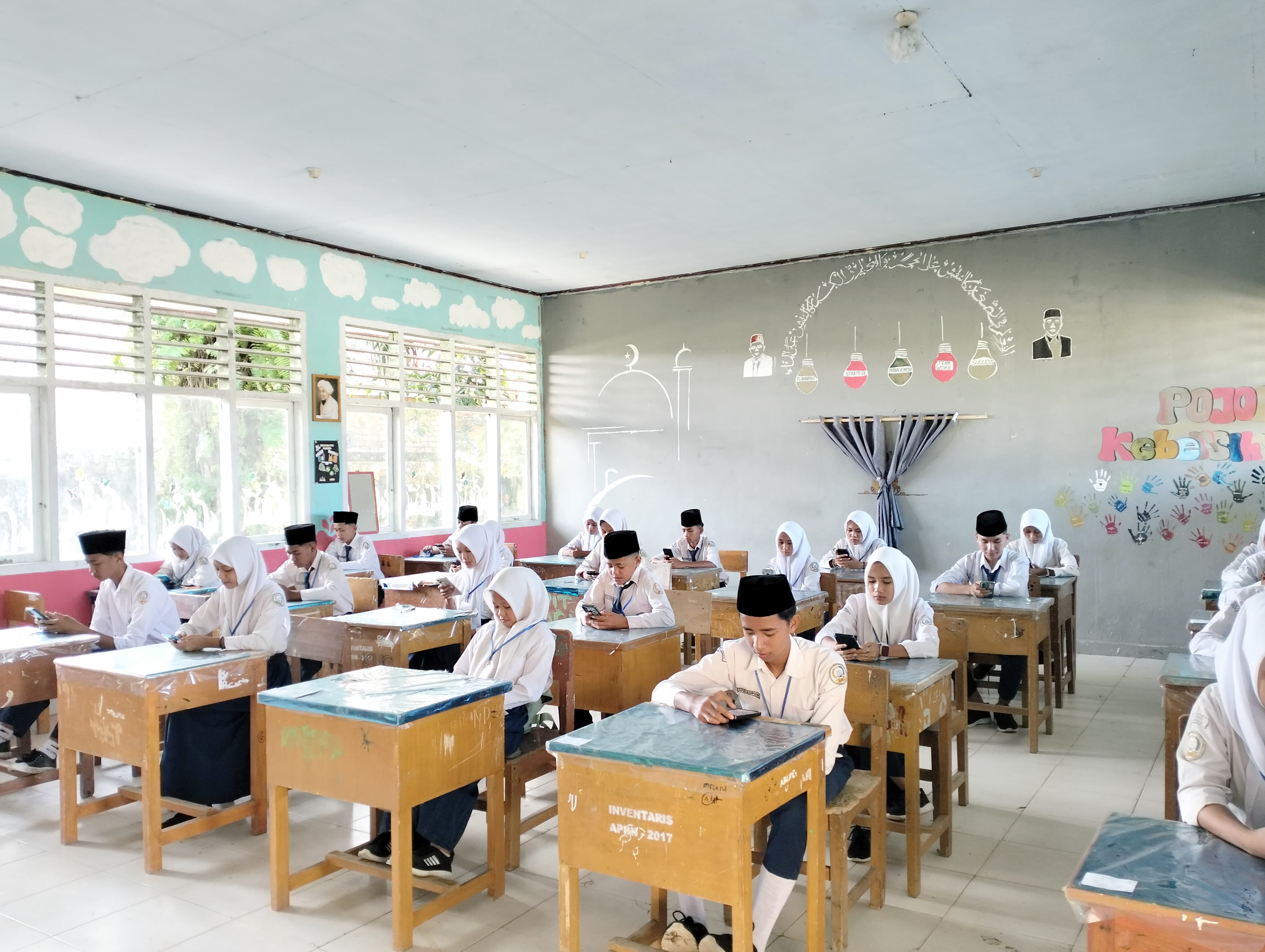 Hari Pertama Penilaian Akhir Semester (PAS) Genap dan Asesmen Sumatif Genap Berbasis Android Dengan Aplikasi CBT TP. 2024/2025 di MTsN 3 Batang Hari Berjalan Sukses