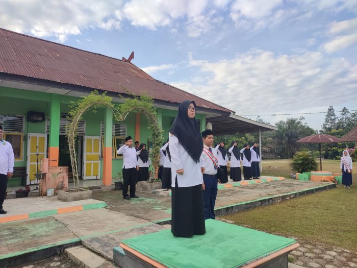Disiplin dan Kerapian Jadi Penekanan dalam Upacara Bendera MTsN 3 Batang Hari