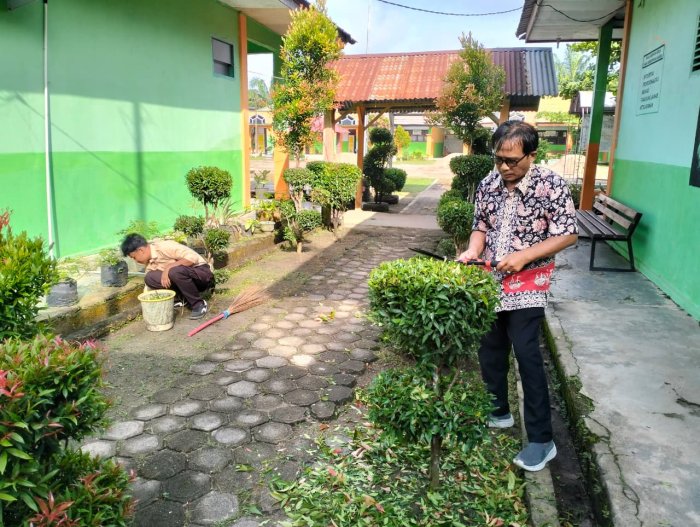 Madrasah Tetap Asri! Waka Sarpras MTsN 3 Batang Hari Gencarkan Penataan Tanaman Jelang Long Weekend
