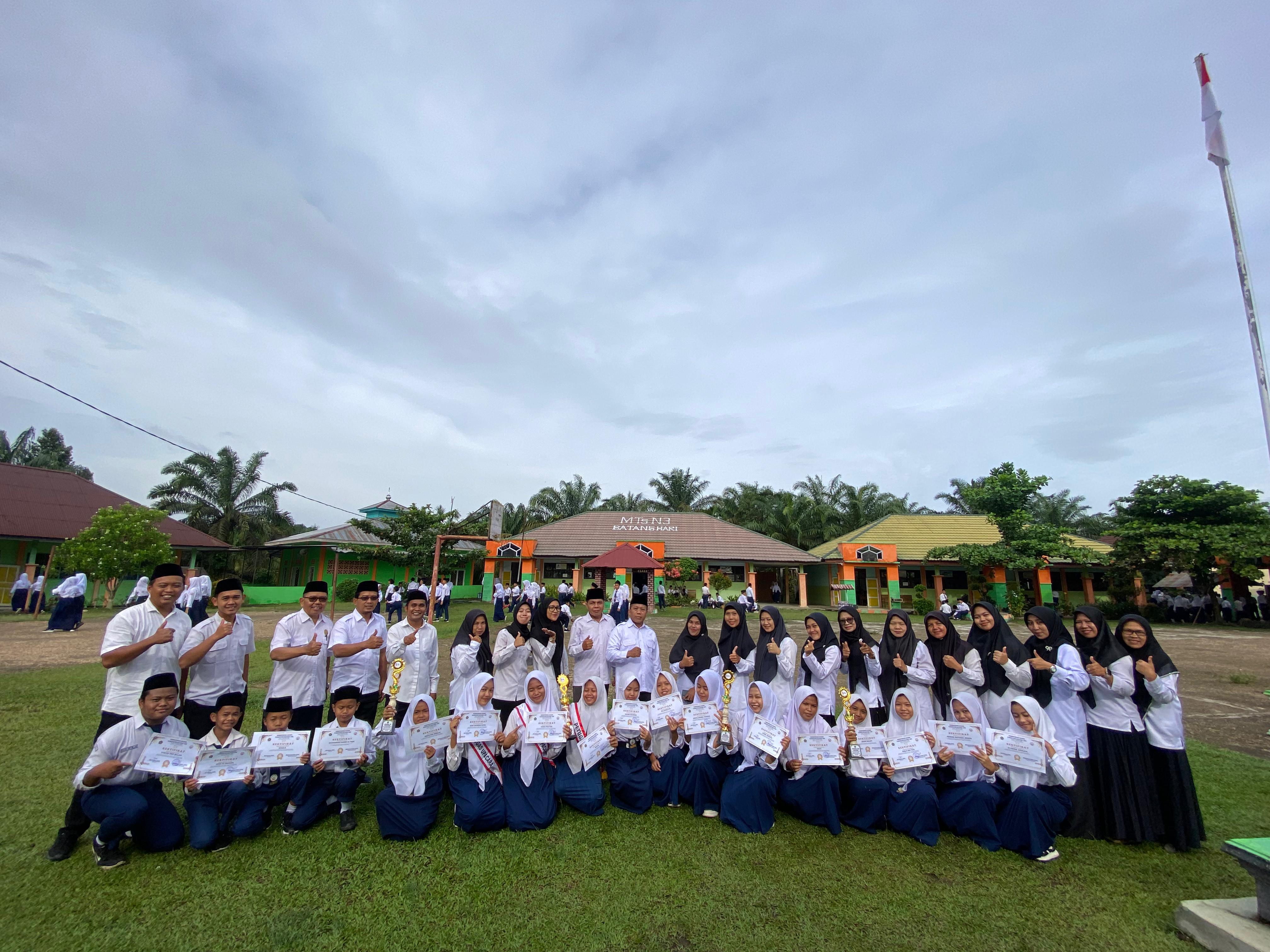 Upacara Rutin Sekaligus Penyerahan Piala Dan Piagam Penghargaan MTsN 3 Batang Hari