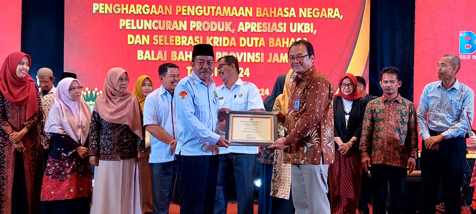 Berpartisipasi Aktif, Kantor Bahasa Jambi Beri Penghargaan Kepada MTsN 3 Batanghari