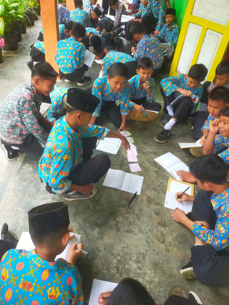 Mengarang Cerita Berdasarkan Gambar Merupakan Tema GLM Kaca MTsN 3 Batang Hari Pada Awal Semester Genap 2024/2025