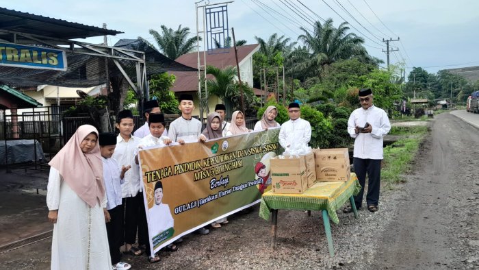 Tebar Kepedulian di Bulan Ramadan, MTsN 3 Batang Hari Gelar Aksi GULALI Berbagi Takjil