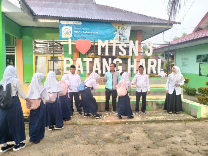 Bangun Spirit Ramadhan, Siswa MTsN 3 Batang Hari Mulai Hari dengan Shalat Dhuha