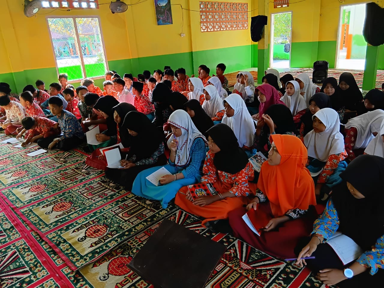 Seluruh Kelas 7 MTsN 3 Batang Hari Fokus Mengikuti Materi Tahsinul Quran pada GLM Cakra