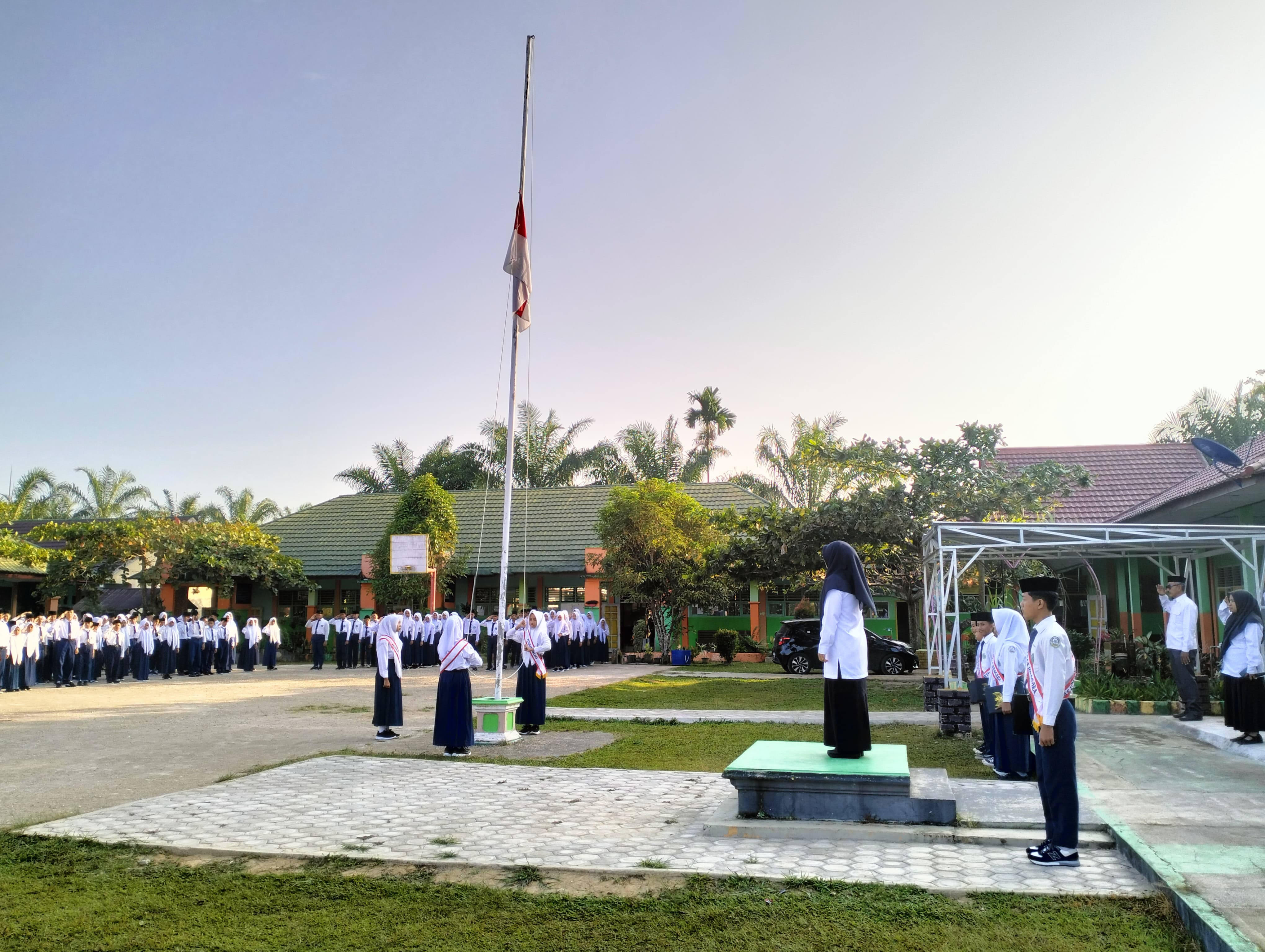 UPACARA BENDERA: MENUMBUHKAN NASIONALISME SISWA MTs NEGERI 3 BATANG HARI
