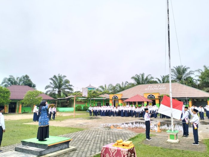 Konsisten Belajar, Hindari SKS! Pesan Tegas Pembina Upacara MTsN 3 Batang Hari