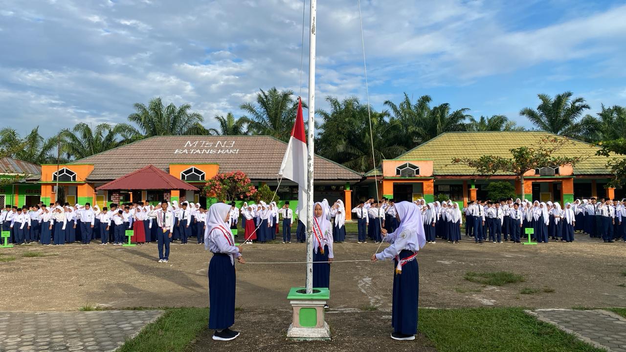 Kelas IX.4 Bertugas dalam Gelaran Upacara Bendera Senin di MTsN 3 Batang Hari