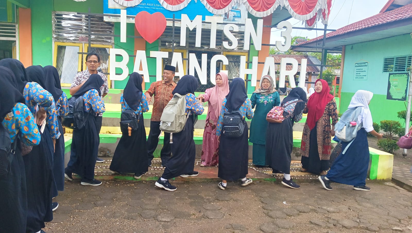 Semangat Pagi, Wujud Sambutan Hangat Guru dan Staf MTsN 3 Batang Hari