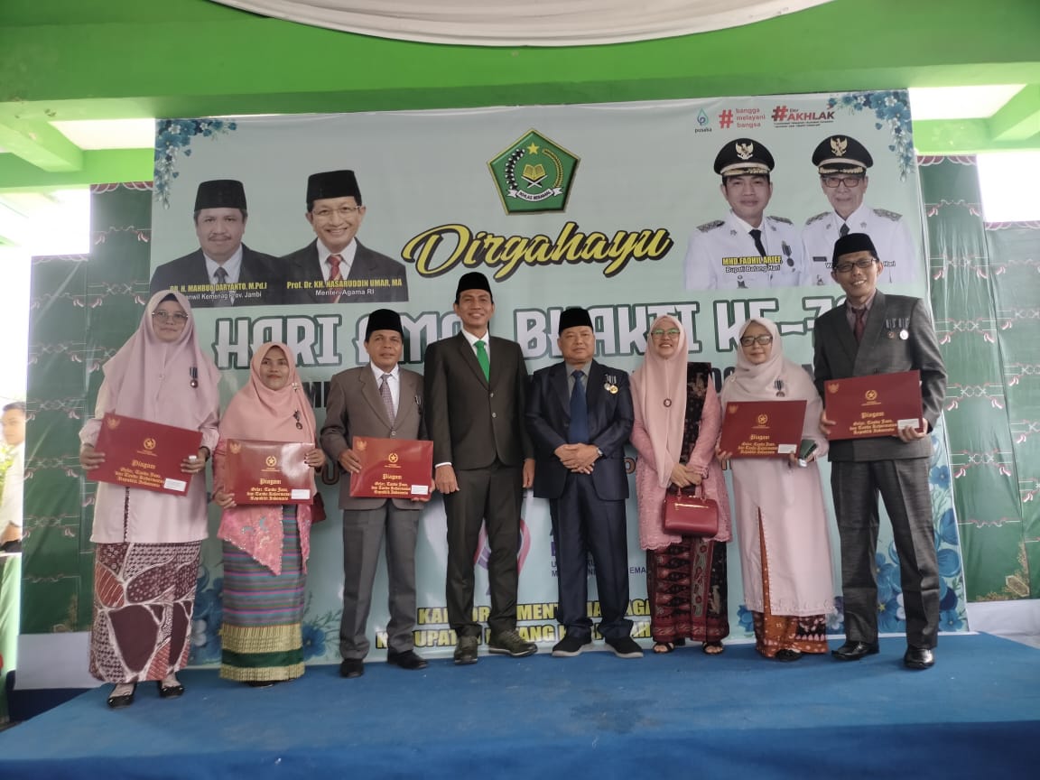 2 ASN MTsN 3 Batang Hari Terima Tanda Kehormatan Satyalencana Karya Satya